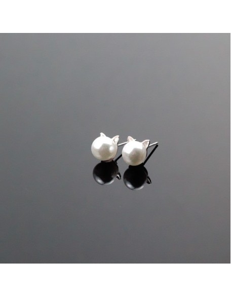 pearly cat stud earrings